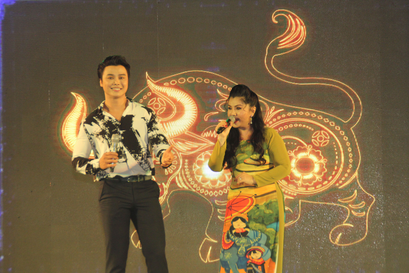 Vào vai Táo quân, Huỳnh Lập bắn rap vui nhộn trên sân khấu gala Mai Vàng ảnh 5