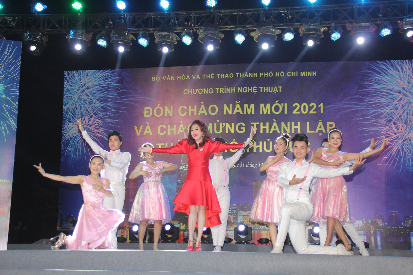 Người dân thành phố Thủ Đức hân hoan với màn pháo hoa chào năm mới ảnh 8