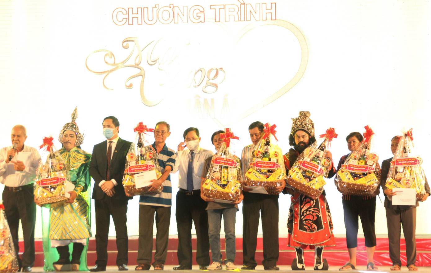 Vào vai Táo quân, Huỳnh Lập bắn rap vui nhộn trên sân khấu gala Mai Vàng ảnh 17