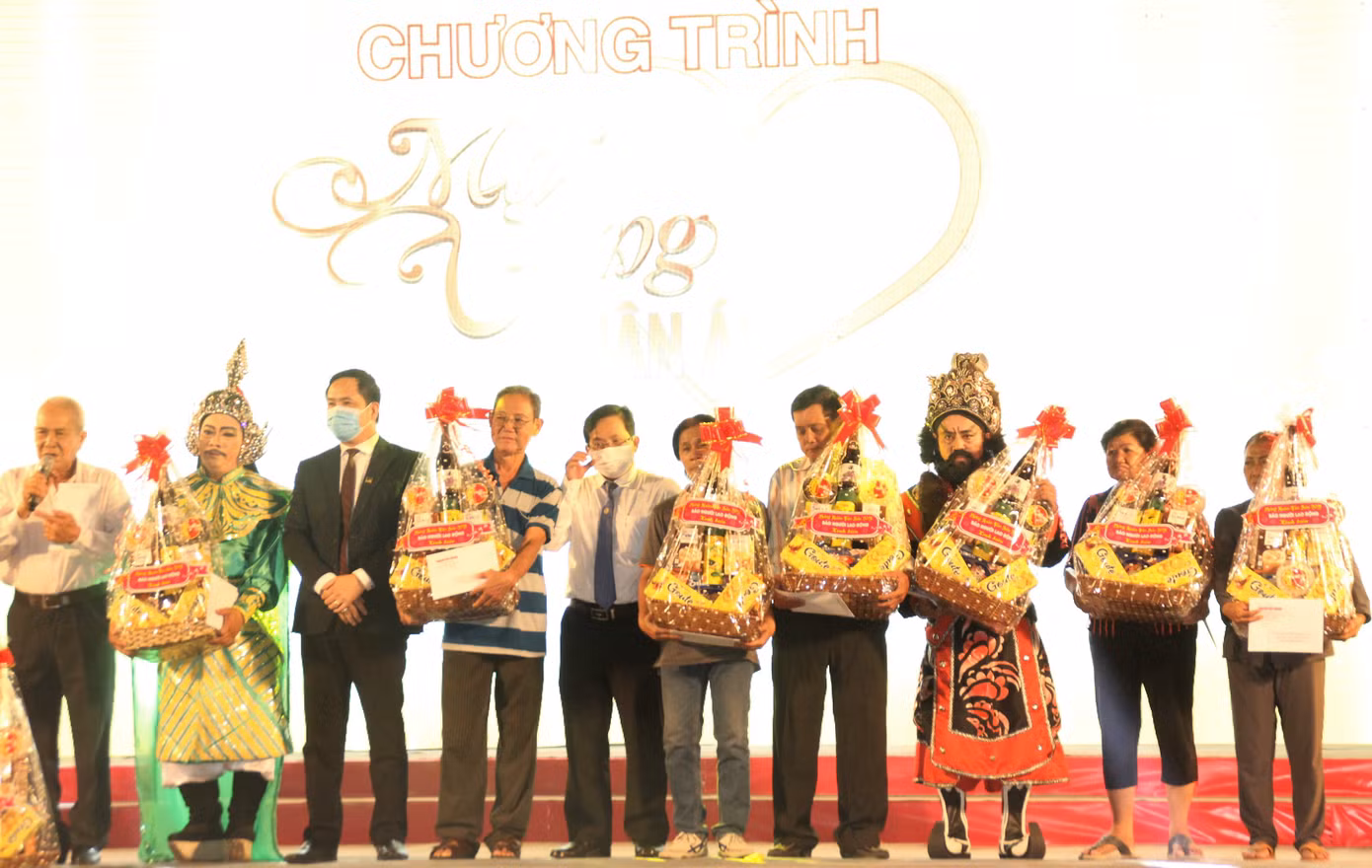 Vào vai Táo quân, Huỳnh Lập bắn rap vui nhộn trên sân khấu gala Mai Vàng ảnh 17