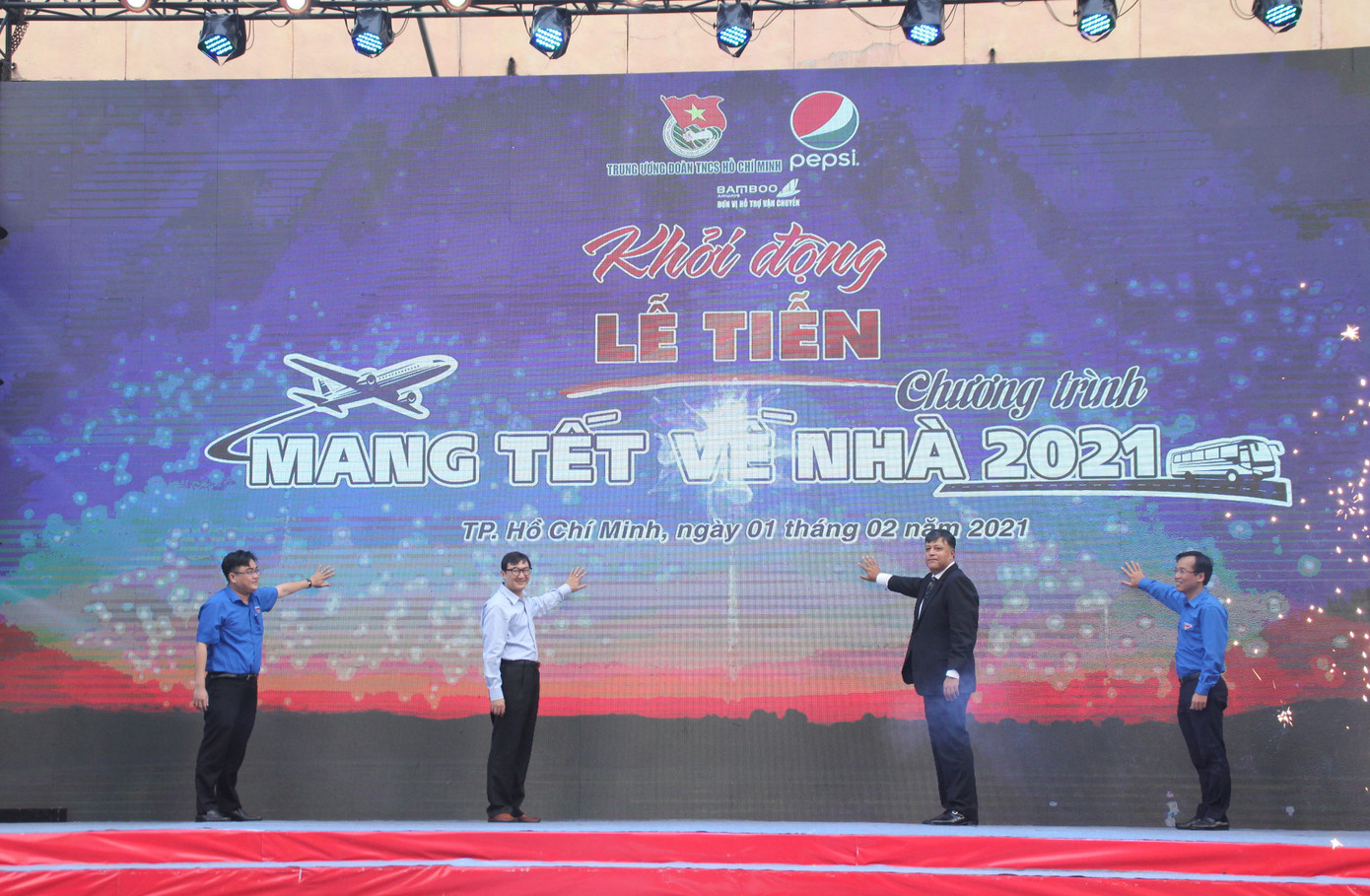 Mang Tết về nhà, tặng vé máy bay ô tô khứ hồi cho người lao động khó khăn ảnh 4