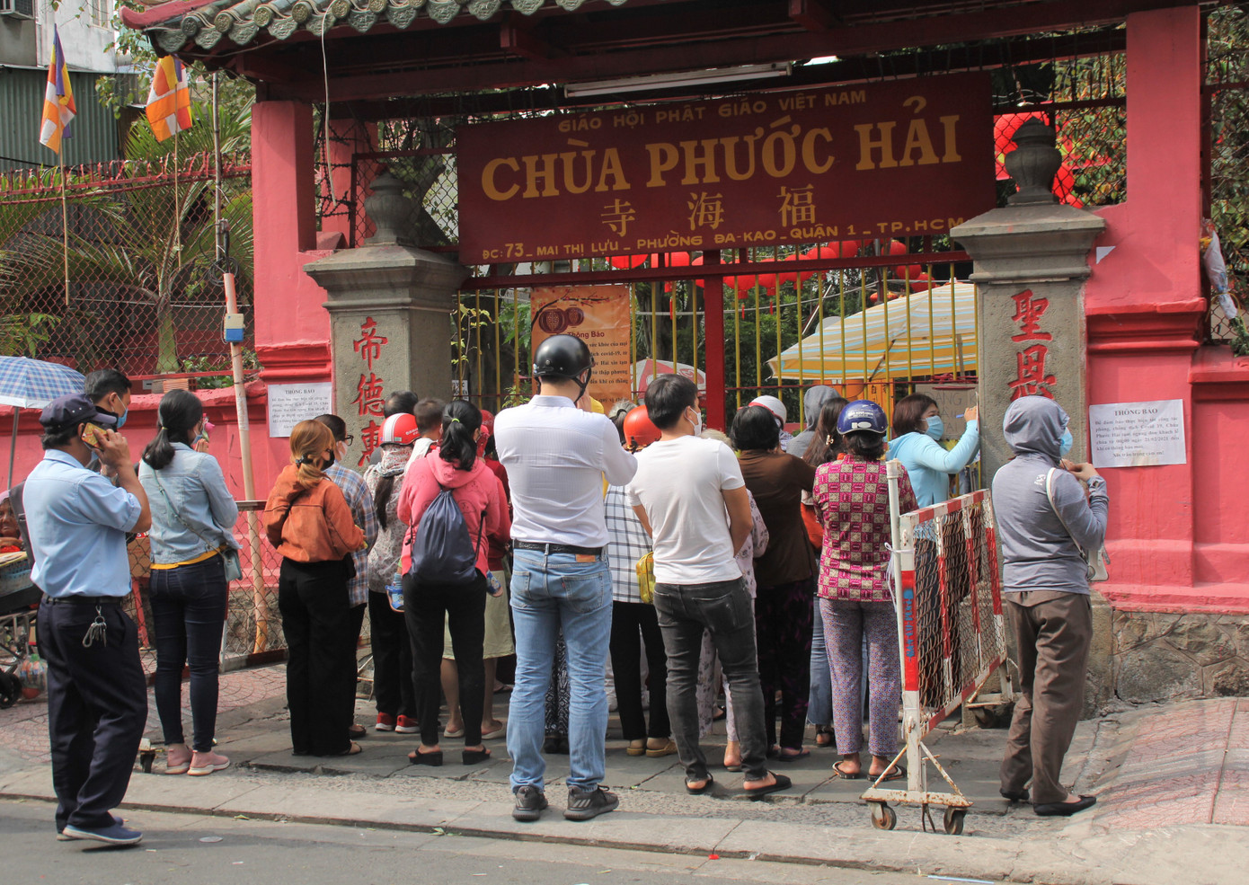 Người dân TPHCM vái vọng ngoài cổng chùa ngày rằm tháng Giêng ảnh 2