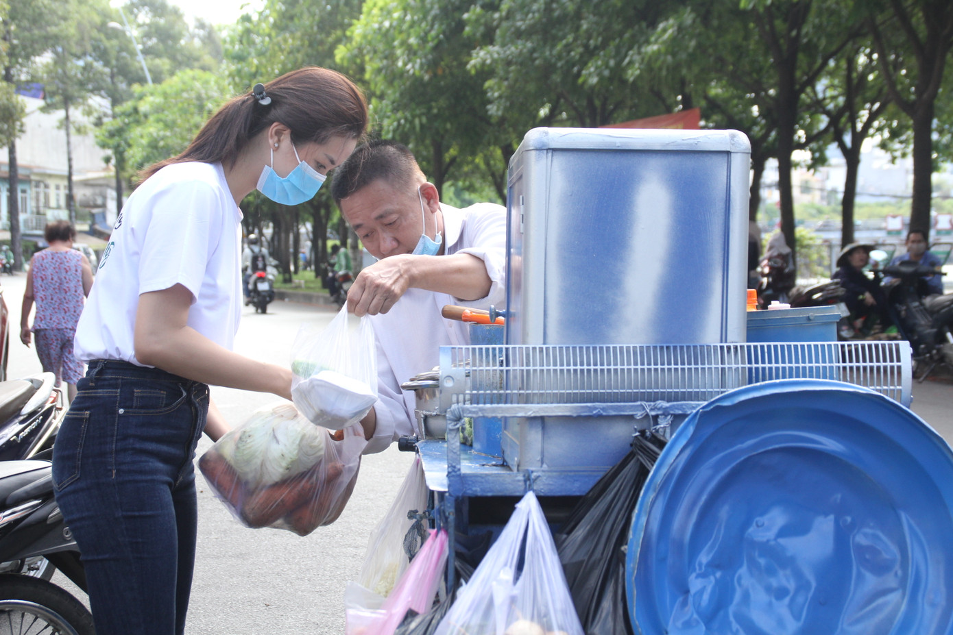Các người đẹp hoa hậu cùng chung tay giải cứu nông sản Hải Dương ảnh 7