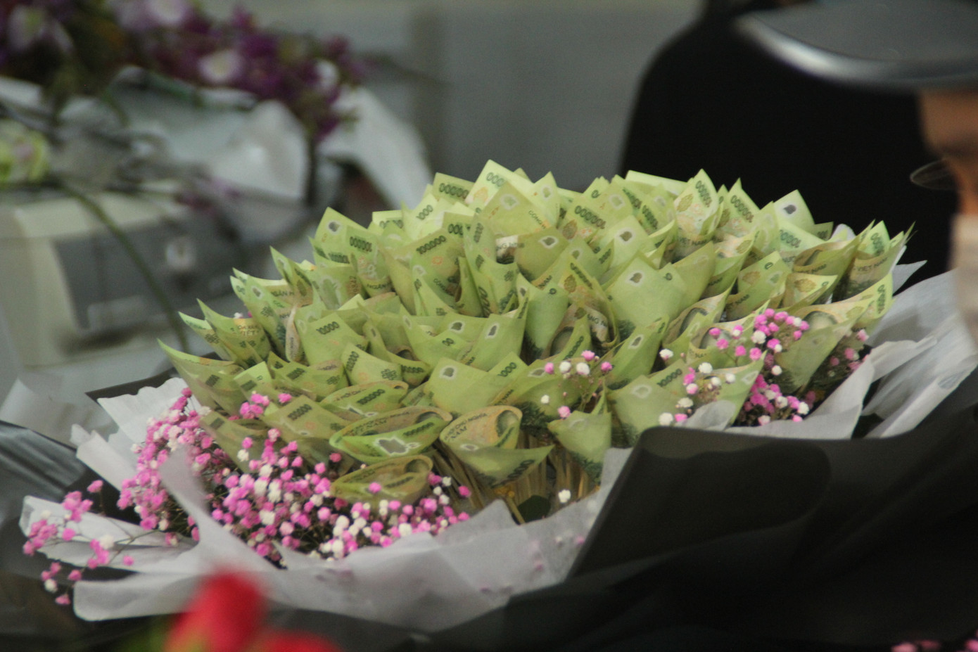 Cắm hoa xuyên đêm ở phố hoa lớn nhất TPHCM dịp 8/3 ảnh 12