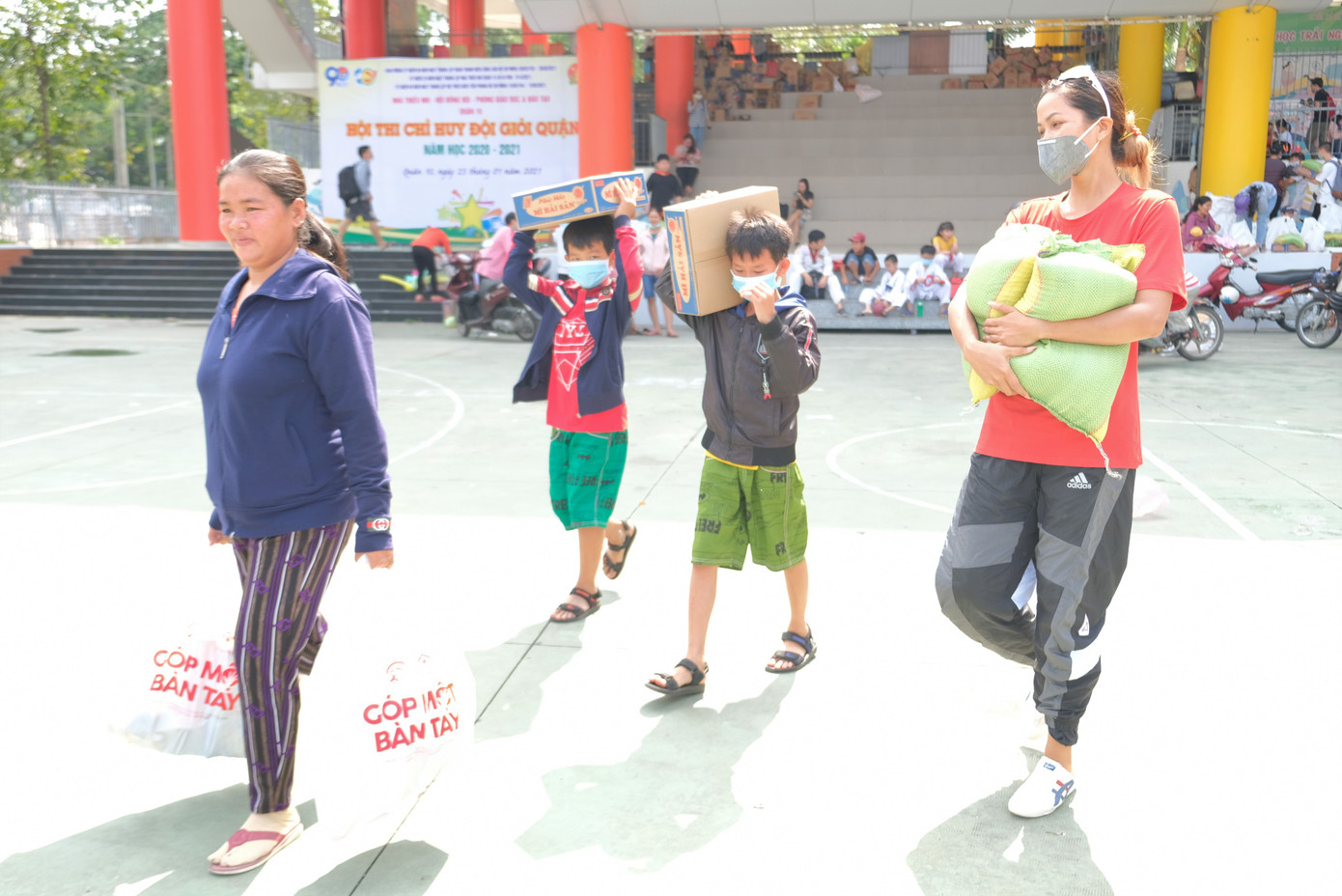 Hoa hậu H'Hen Niê nhiệt tình vác gạo chia sẻ với bà con nghèo ảnh 4