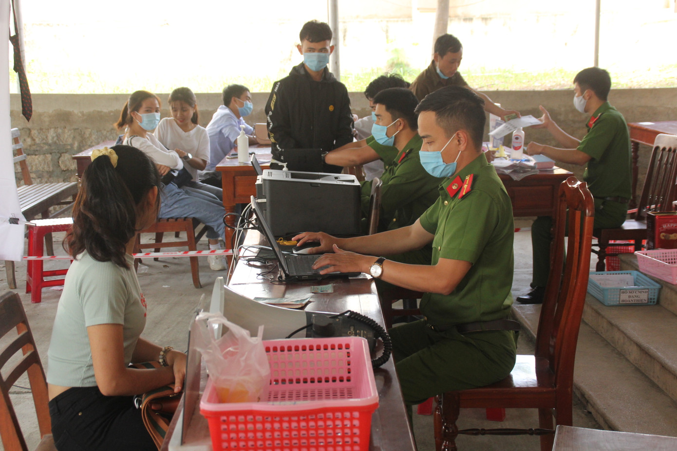 Làm căn cước công dân 'xuyên trưa, xuyên cuối tuần' trước nhu cầu tăng của người dân sau Tết ảnh 2