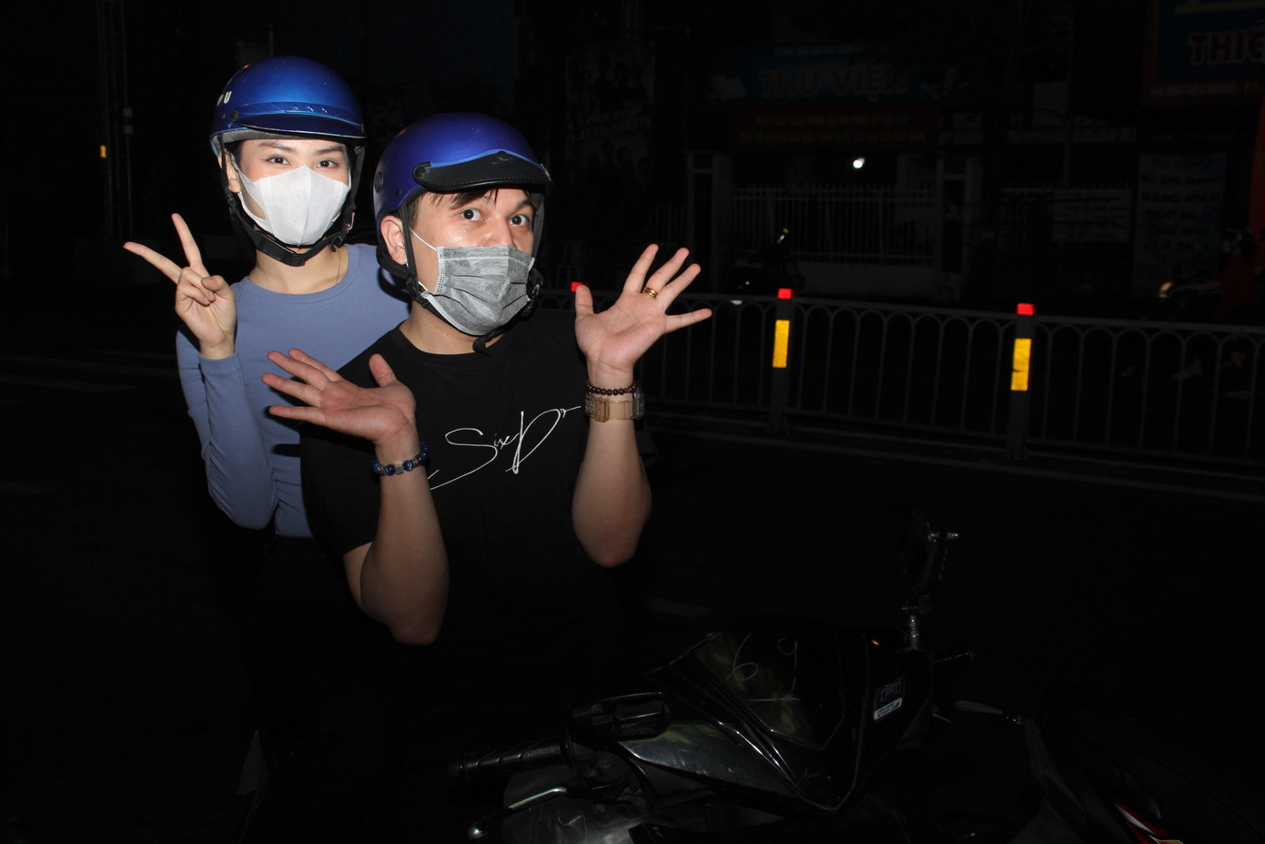 Người đẹp Nhân ái Mai Phương trao quà Tết cho người vô gia cư trong đêm ảnh 12