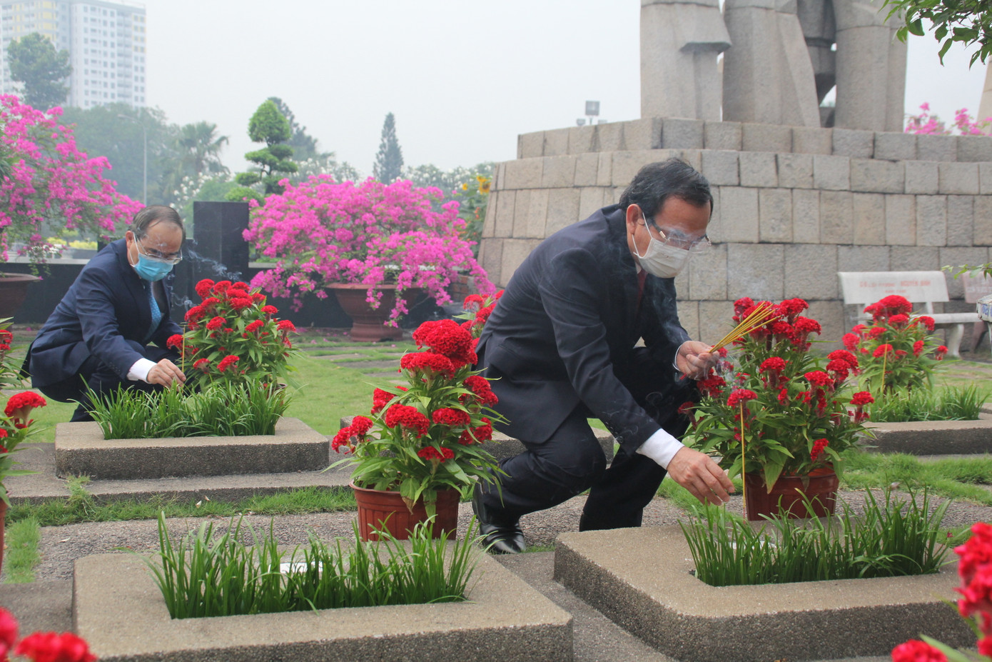 Lãnh đạo TPHCM dâng hương Anh hùng liệt sĩ, dâng cúng Quốc tổ Hùng Vương, Đức Lễ Thành hầu Nguyễn Hữu Cảnh ảnh 9