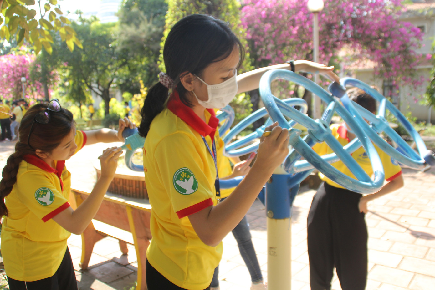 Ra quân Xuân tình nguyện, bạn trẻ TPHCM hiến máu, chỉnh trang viện dưỡng lão ảnh 9