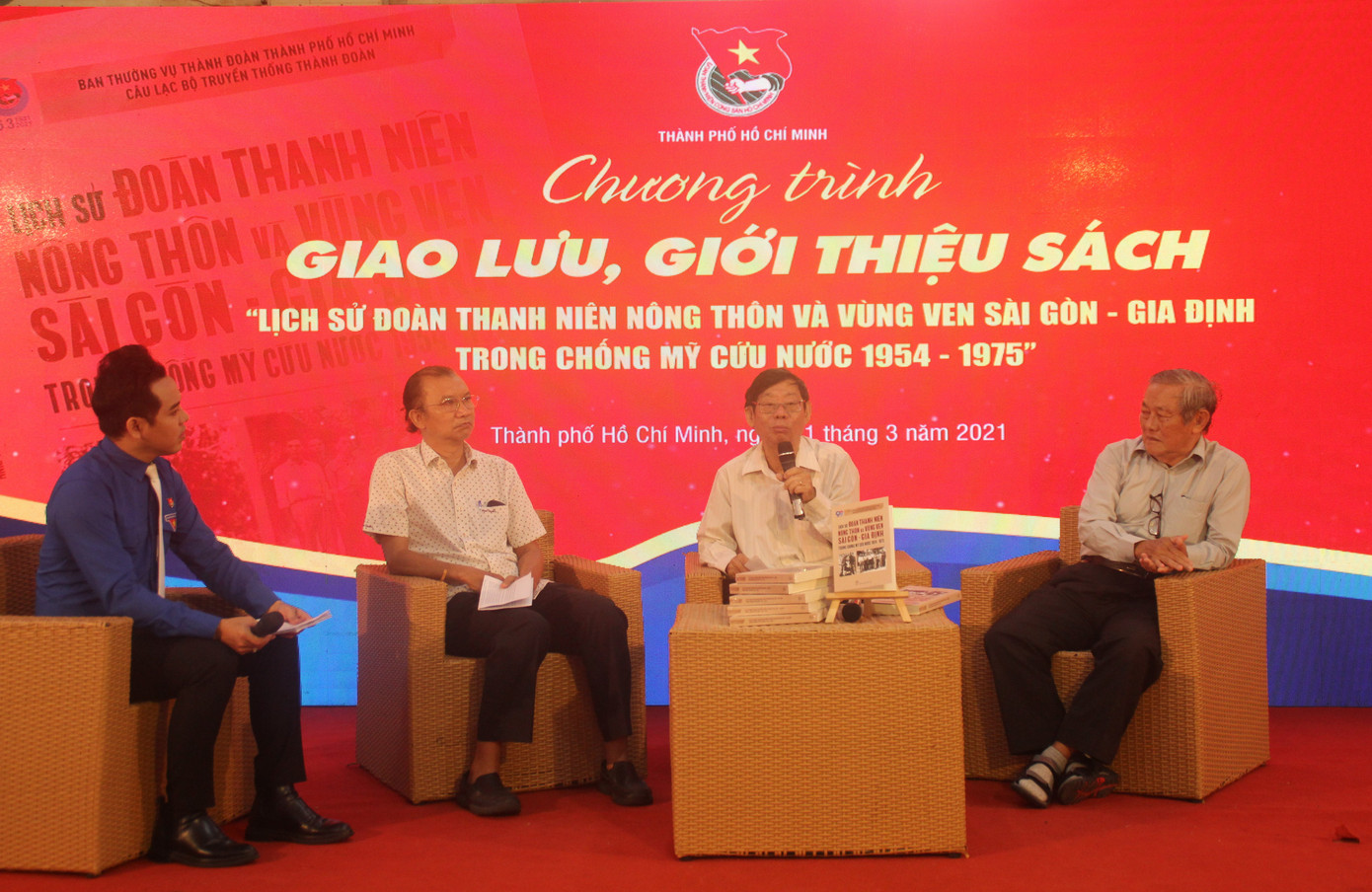 Triển lãm hình ảnh 90 năm tổ chức Đoàn và 45 năm lực lượng Thanh niên xung phong ảnh 1