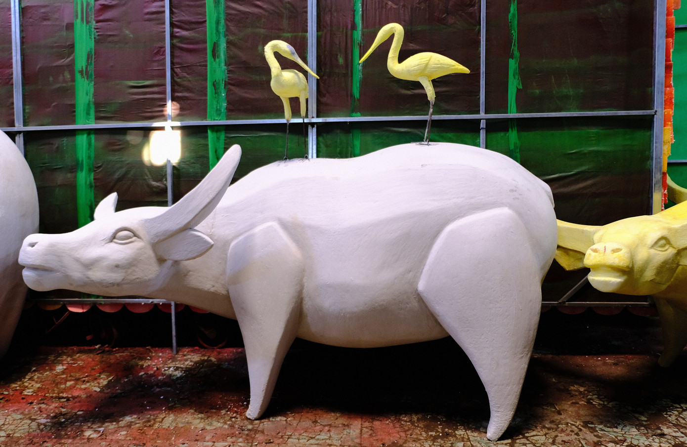 Kế đến là sơn phết những khuôn màu theo thiết kế. Tận thấy công đoạn chế tác linh vật phục vụ đường hoa Nguyễn Huệ Tết Tân Sửu 2021 ảnh 6