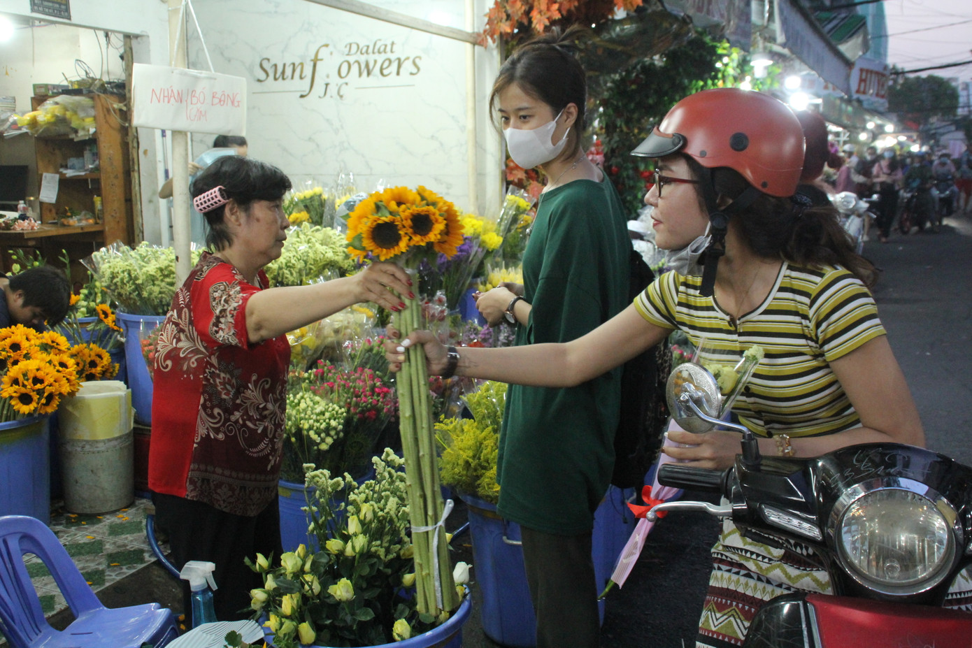 Cắm hoa xuyên đêm ở phố hoa lớn nhất TPHCM dịp 8/3 ảnh 6