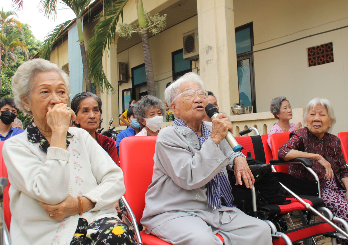 Bạn trẻ mang đến nụ cười xuân ở viện dưỡng lão ảnh 11