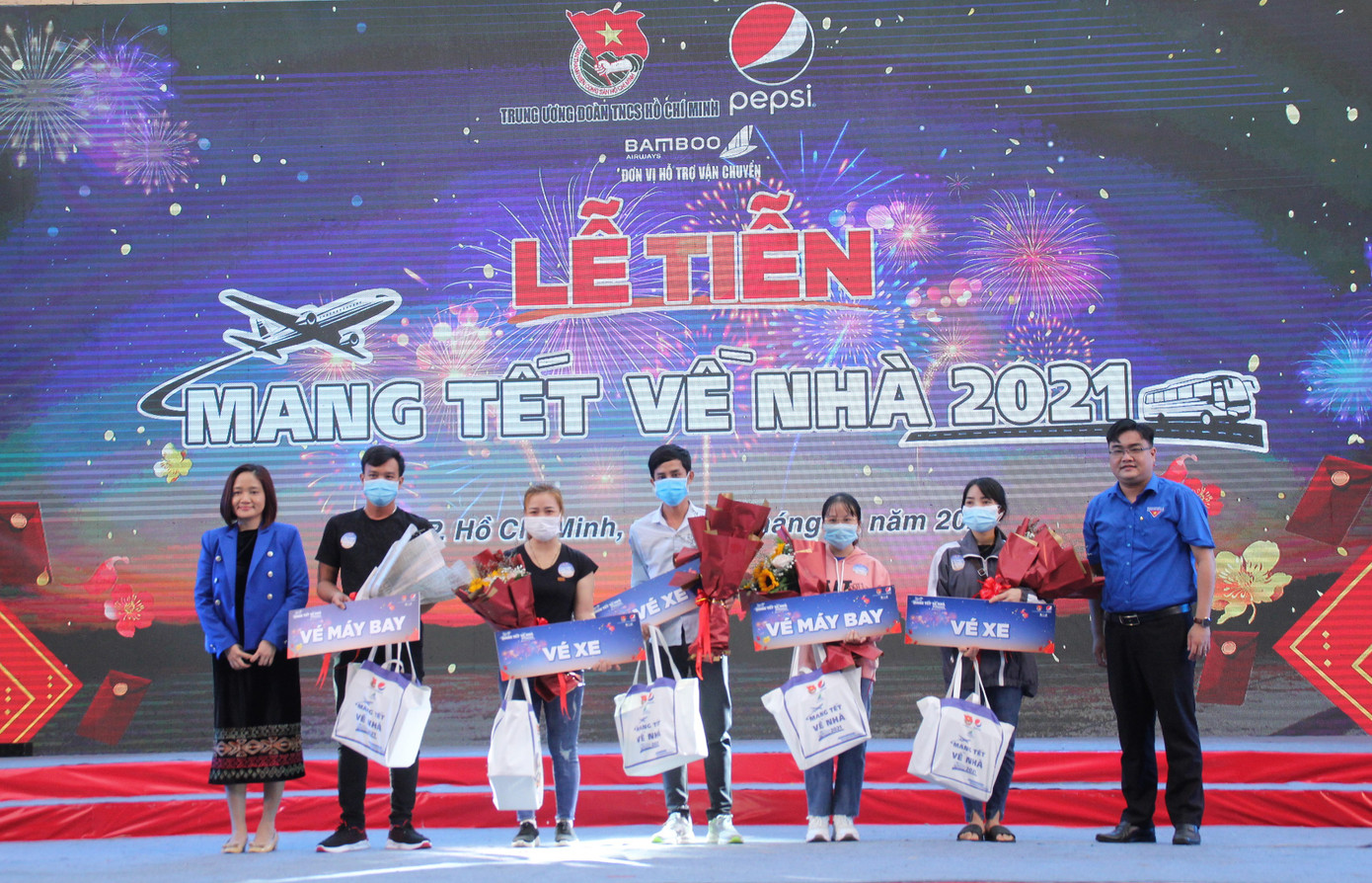 Mang Tết về nhà, tặng vé máy bay ô tô khứ hồi cho người lao động khó khăn ảnh 5