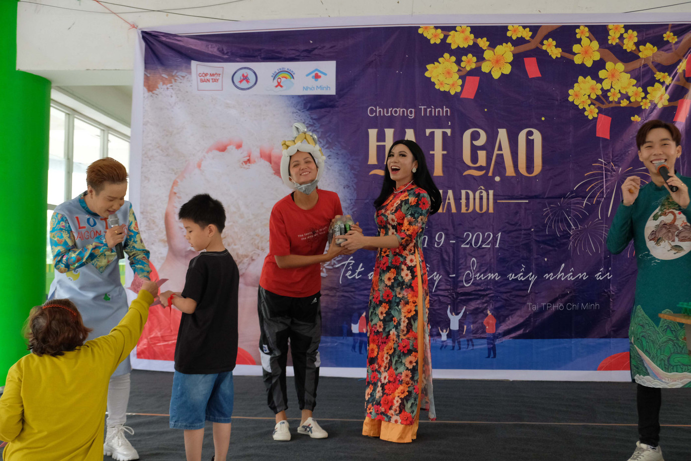 Hoa hậu H'Hen Niê nhiệt tình vác gạo chia sẻ với bà con nghèo ảnh 9