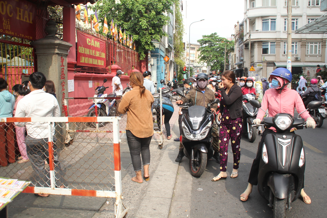 Người dân TPHCM vái vọng ngoài cổng chùa ngày rằm tháng Giêng ảnh 7