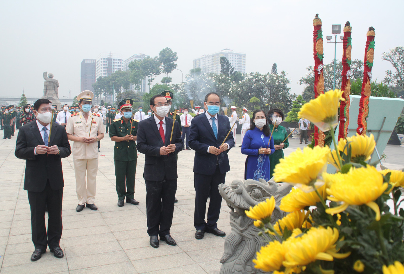 Lãnh đạo TPHCM dâng hương Anh hùng liệt sĩ, dâng cúng Quốc tổ Hùng Vương, Đức Lễ Thành hầu Nguyễn Hữu Cảnh ảnh 2