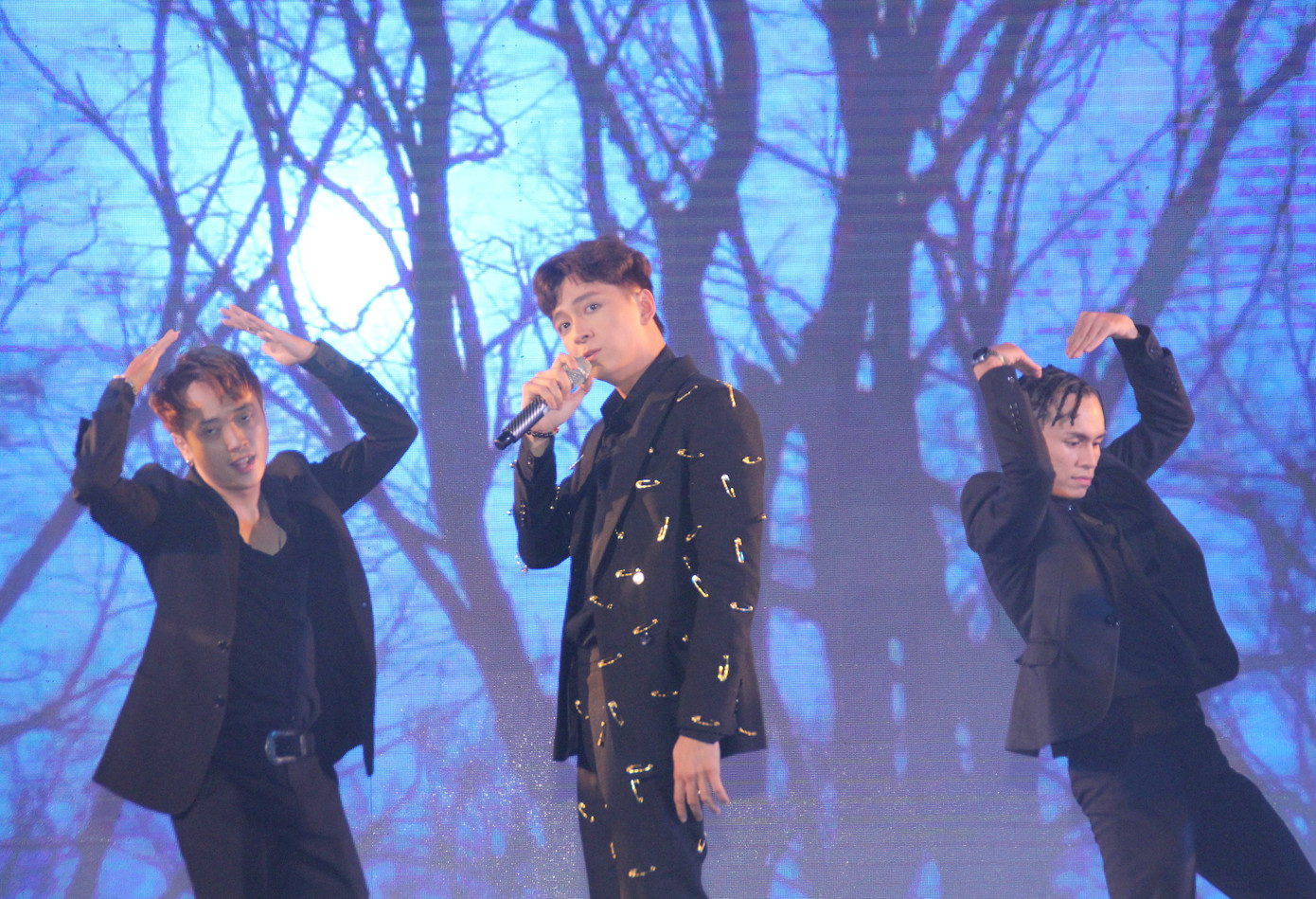 Vào vai Táo quân, Huỳnh Lập bắn rap vui nhộn trên sân khấu gala Mai Vàng ảnh 6