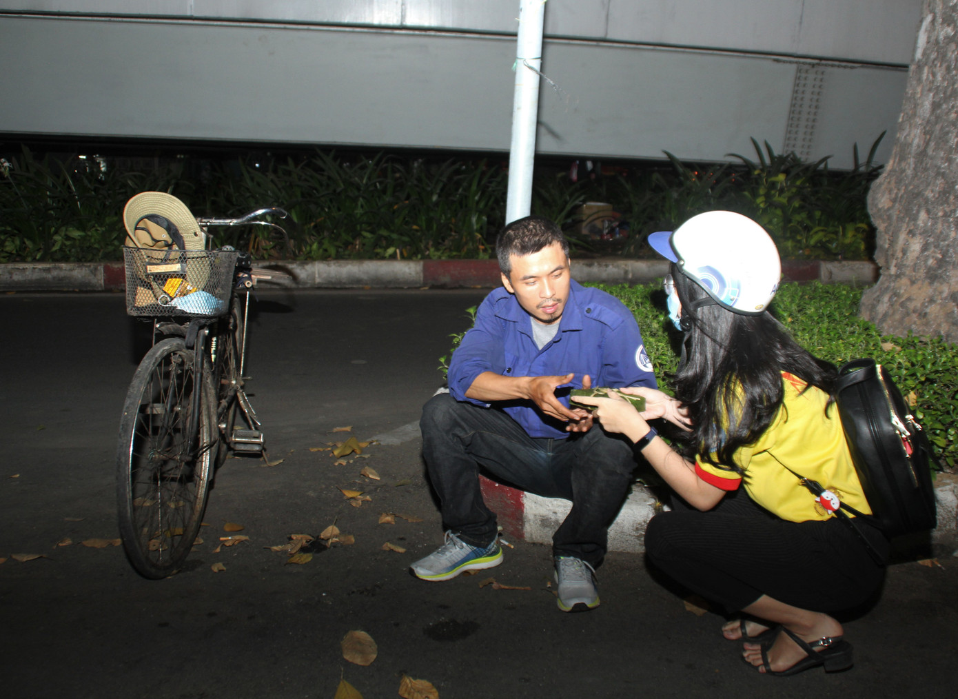 Chiến sĩ 'Xuân tình nguyện' tặng bánh chưng cho người nghèo dịp Tết đến xuân về ảnh 6