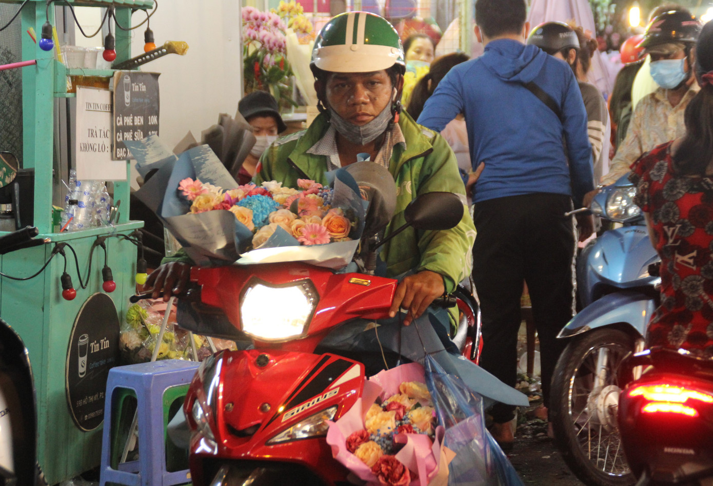 Cắm hoa xuyên đêm ở phố hoa lớn nhất TPHCM dịp 8/3 ảnh 18