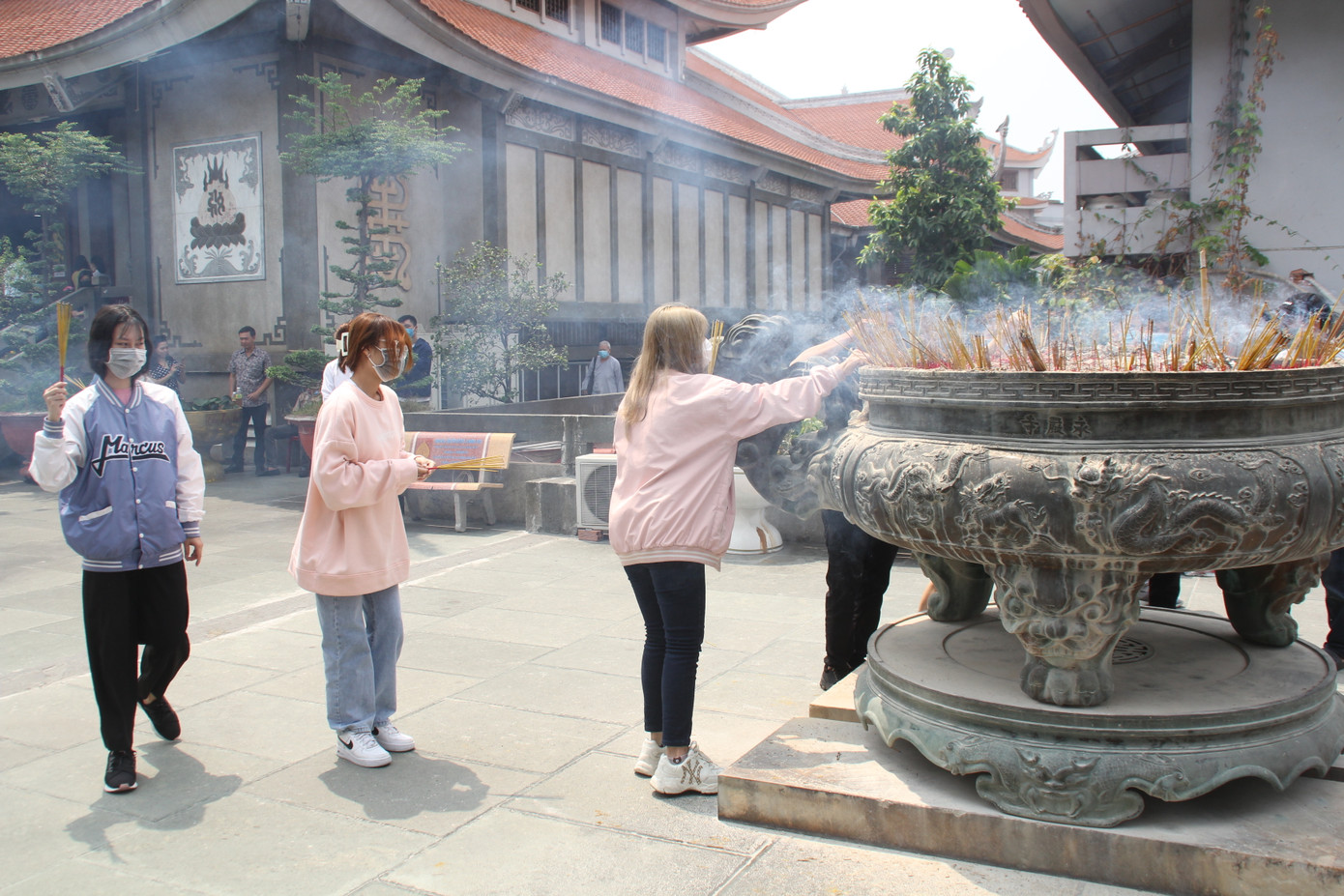 Người dân TPHCM vái vọng ngoài cổng chùa ngày rằm tháng Giêng ảnh 20