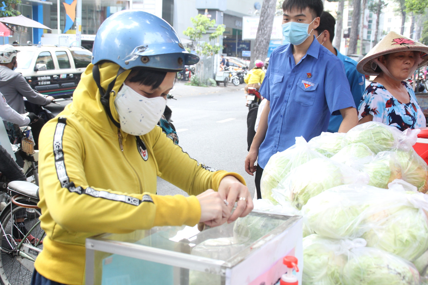 Người dân TPHCM hào hứng 'giải cứu' nông sản Hải Dương ảnh 6