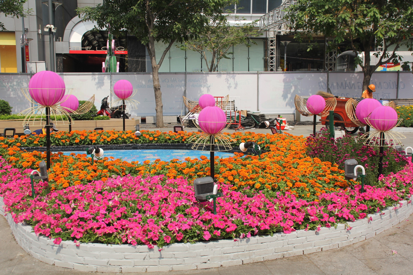 Hình hài Đường hoa Nguyễn Huệ sau hơn 10 ngày thi công ảnh 18