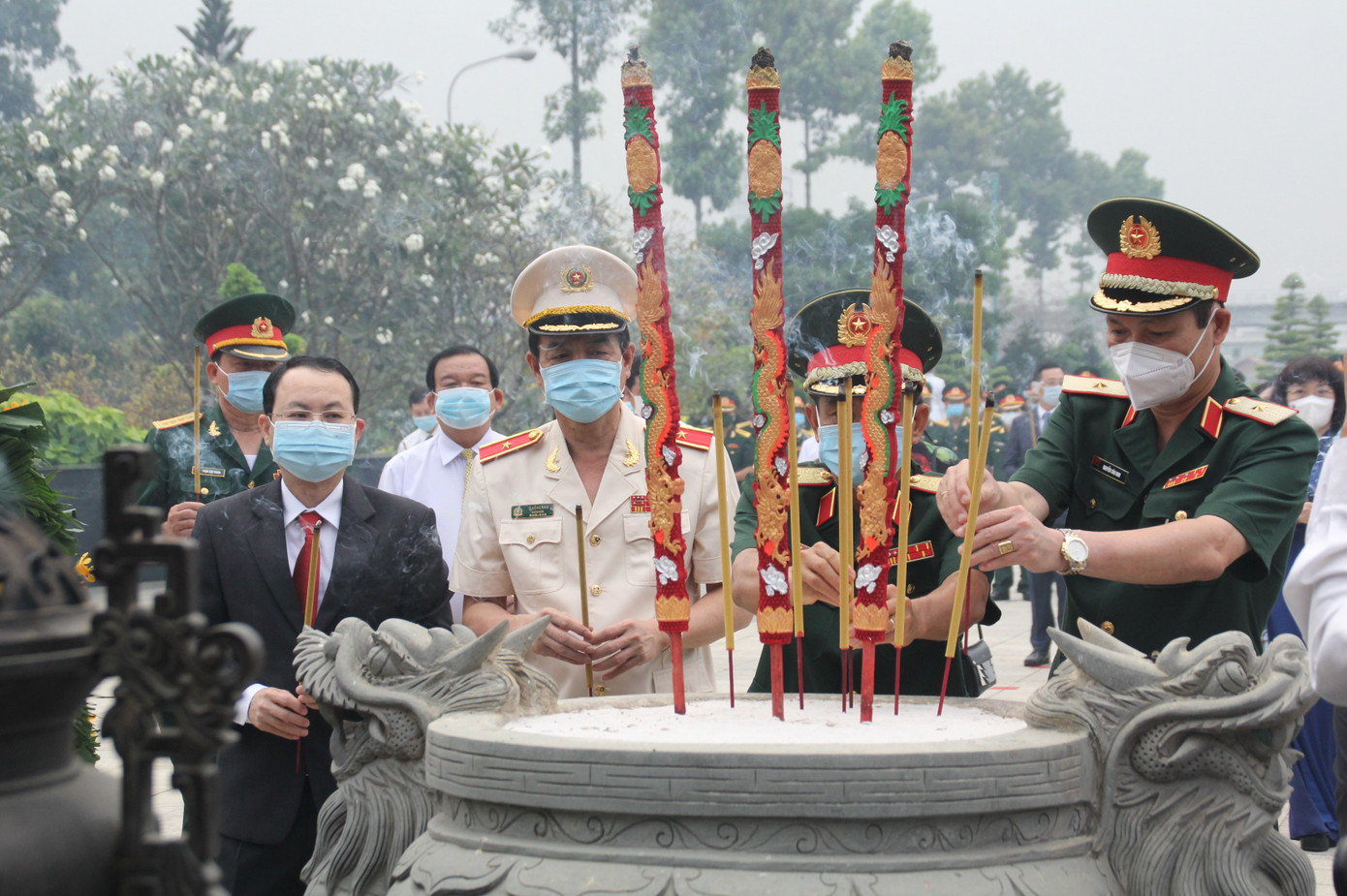 Lãnh đạo TPHCM dâng hương Anh hùng liệt sĩ, dâng cúng Quốc tổ Hùng Vương, Đức Lễ Thành hầu Nguyễn Hữu Cảnh ảnh 5