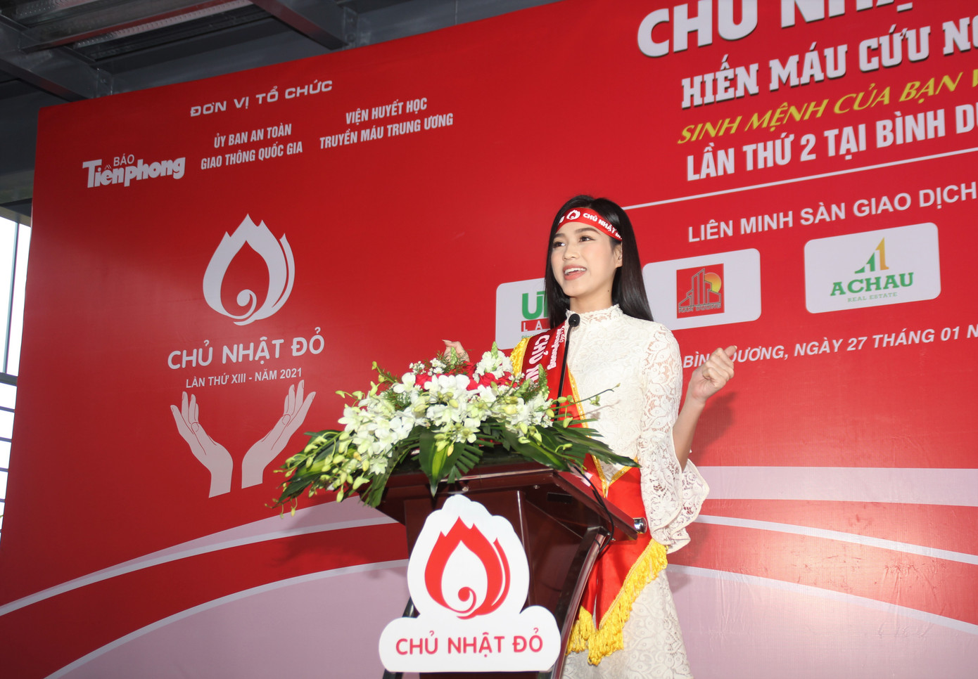 Hoa hậu Đỗ Thị Hà, Á hậu Phương Anh xinh tươi cổ động Chủ nhật Đỏ ảnh 8