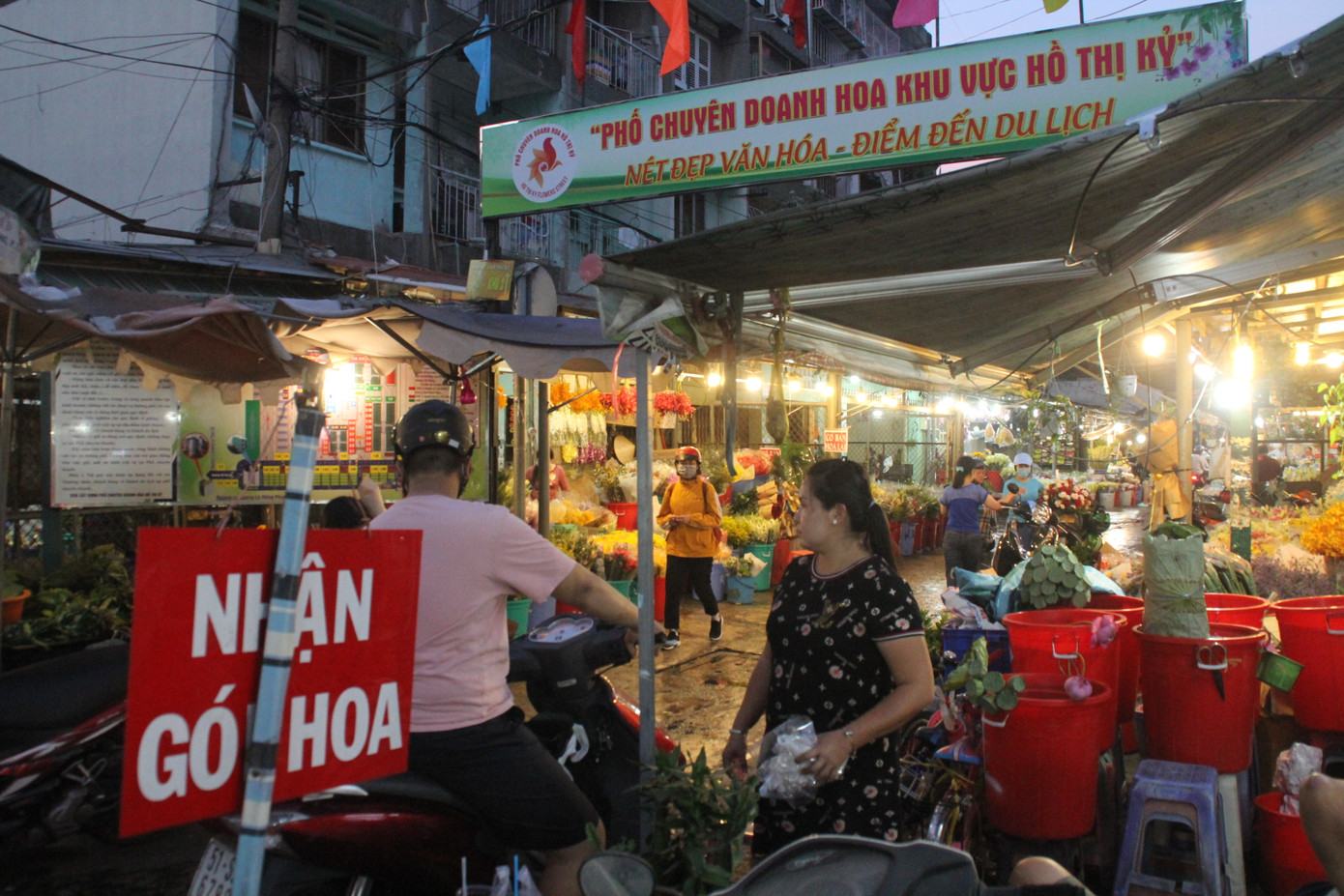 Cắm hoa xuyên đêm ở phố hoa lớn nhất TPHCM dịp 8/3 ảnh 7