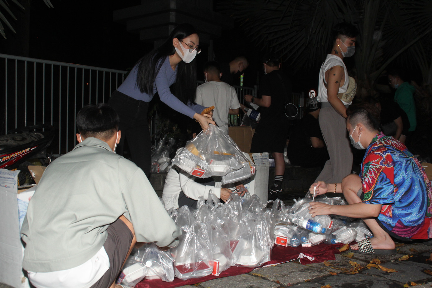 Người đẹp Nhân ái Mai Phương trao quà Tết cho người vô gia cư trong đêm ảnh 2