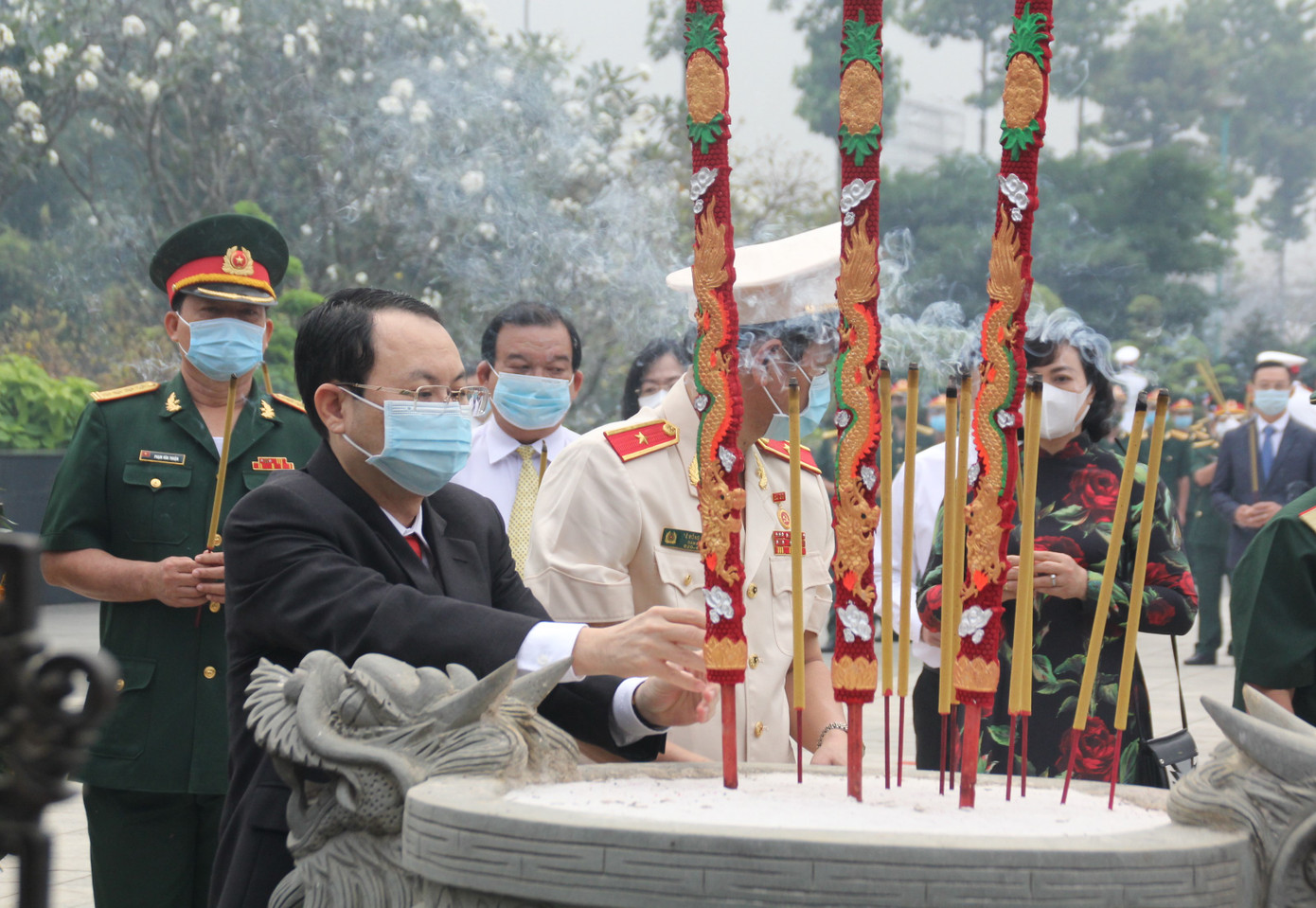 Lãnh đạo TPHCM dâng hương Anh hùng liệt sĩ, dâng cúng Quốc tổ Hùng Vương, Đức Lễ Thành hầu Nguyễn Hữu Cảnh ảnh 6