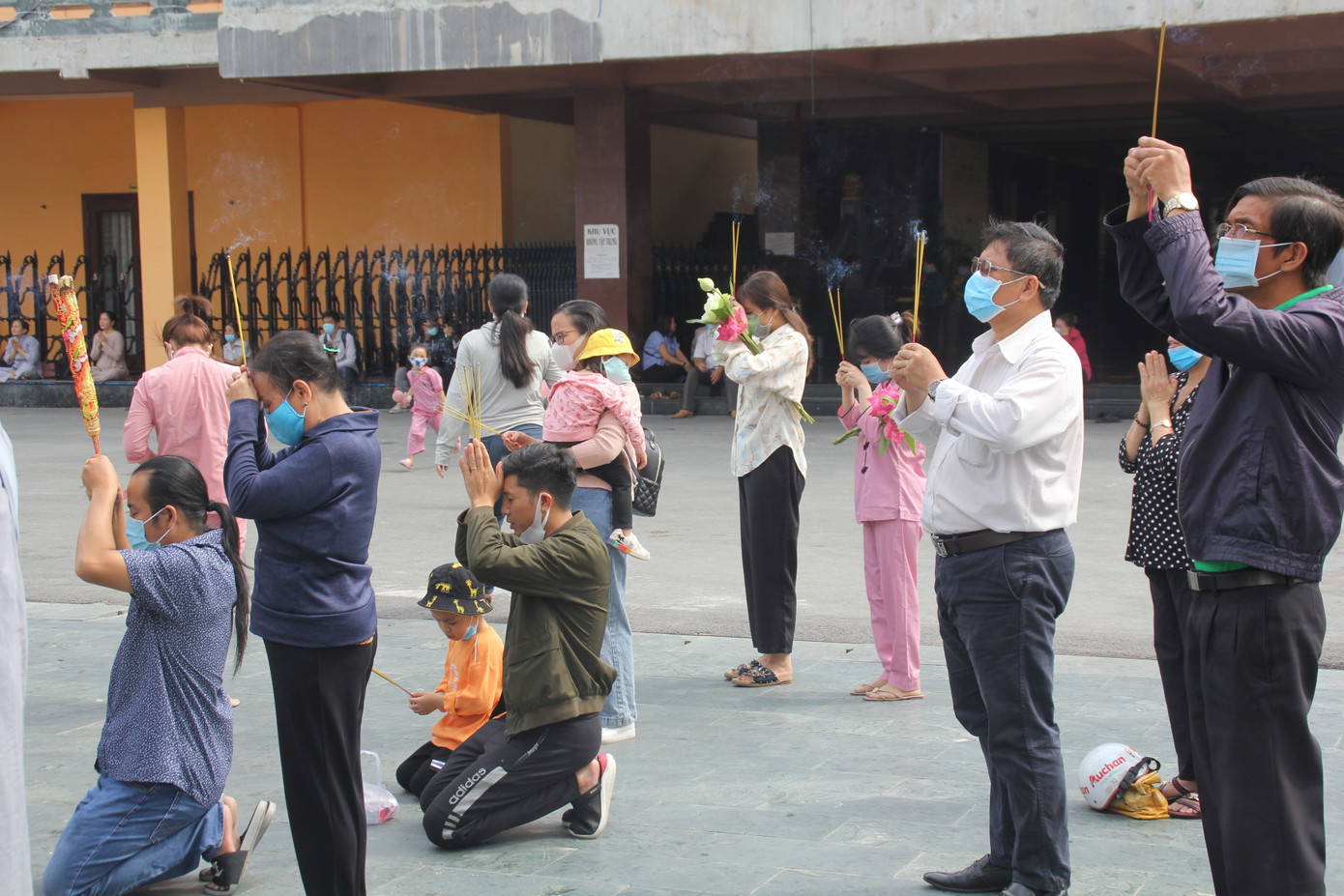 Người dân TPHCM vái vọng ngoài cổng chùa ngày rằm tháng Giêng ảnh 12
