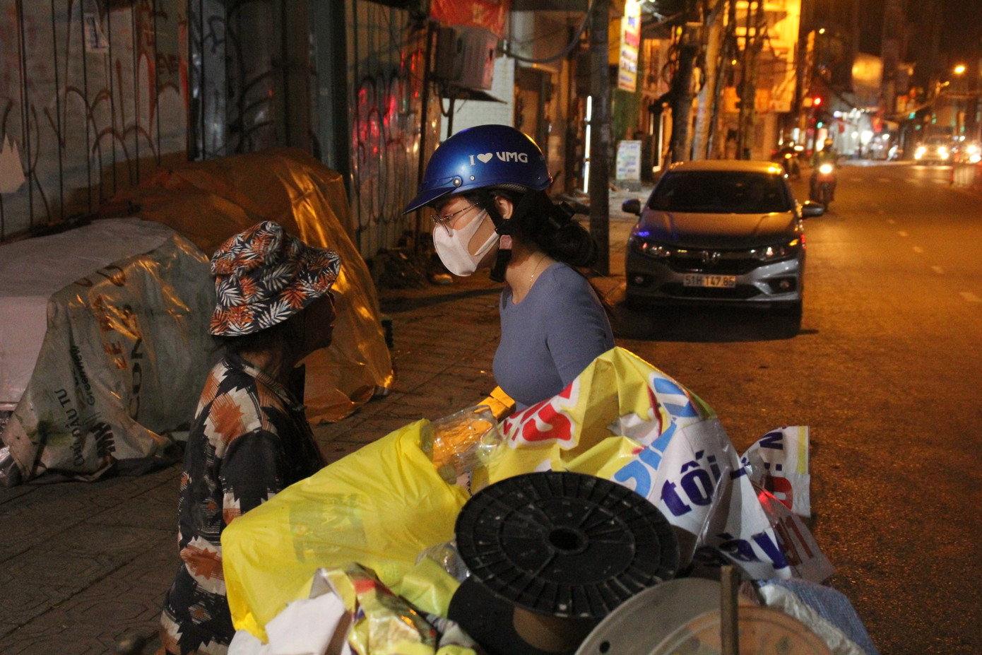 Người đẹp Nhân ái Mai Phương trao quà Tết cho người vô gia cư trong đêm ảnh 11