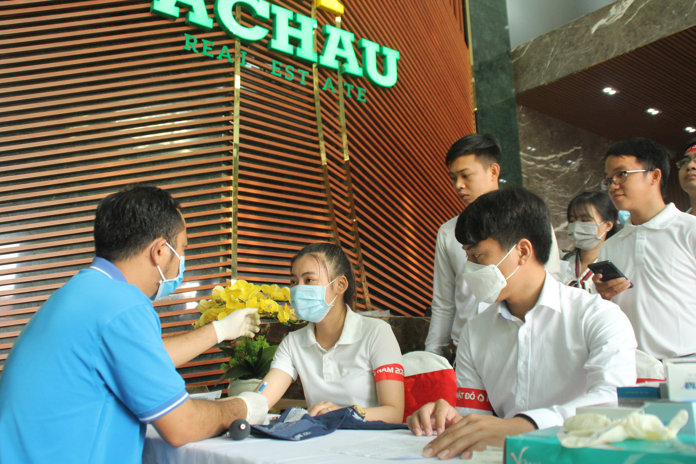 Rộn ràng ngày hội hiến máu Chủ nhật Đỏ trên đất Thủ ảnh 8