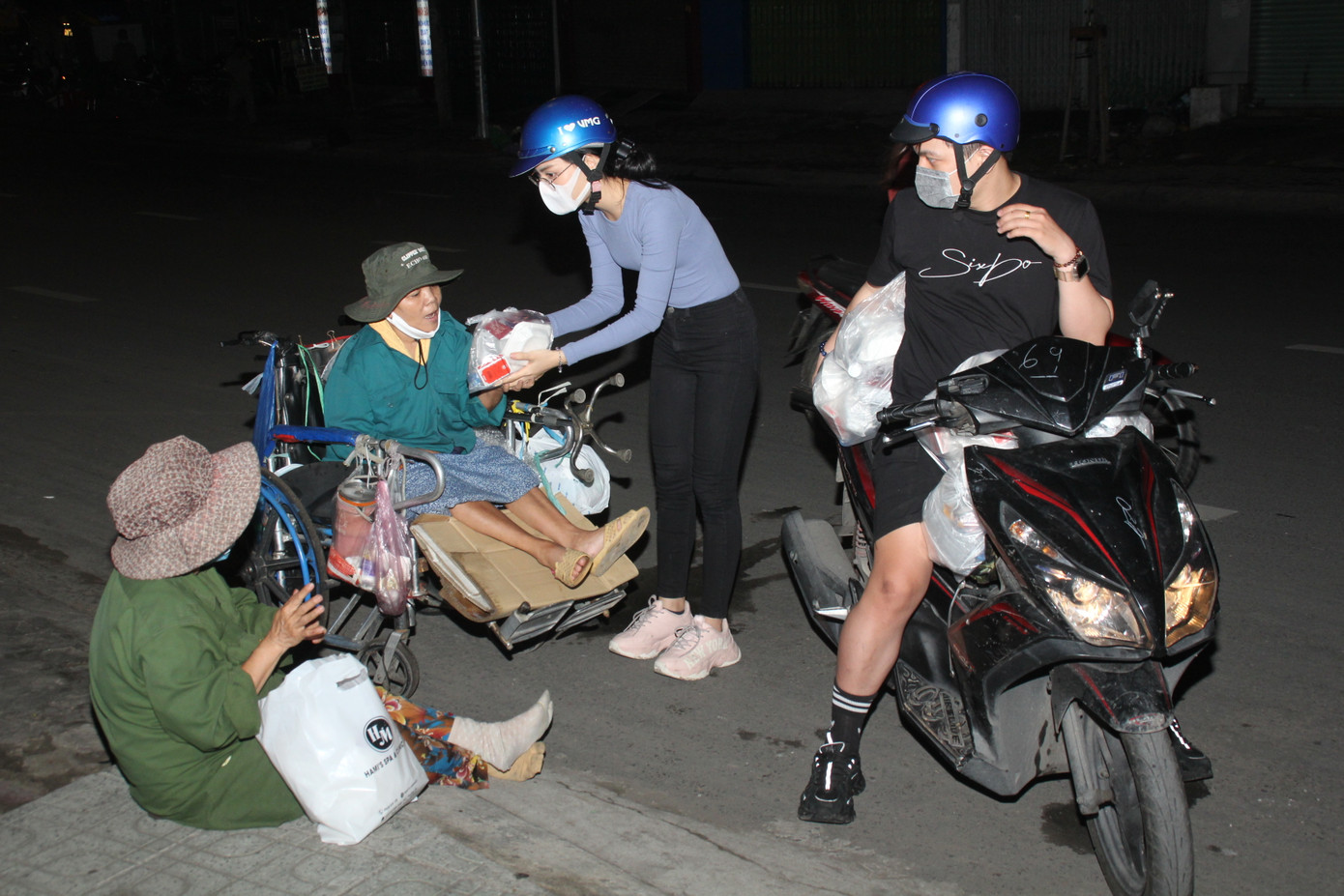 Người đẹp Nhân ái Mai Phương trao quà Tết cho người vô gia cư trong đêm ảnh 6