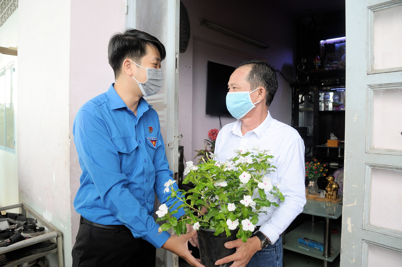 Khởi động Tháng Thanh niên, bạn trẻ TPHCM làm đẹp chung cư, cùng đẩy lùi COVID-19 ảnh 8