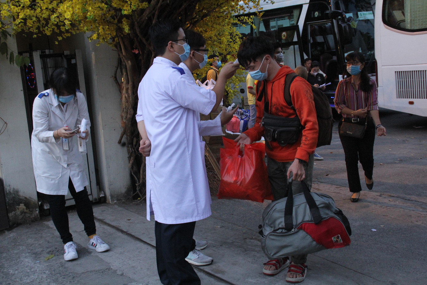 'Chuyến xe mùa xuân - Tết sum vầy' đưa hàng ngàn sinh viên TPHCM về quê ăn Tết ảnh 7