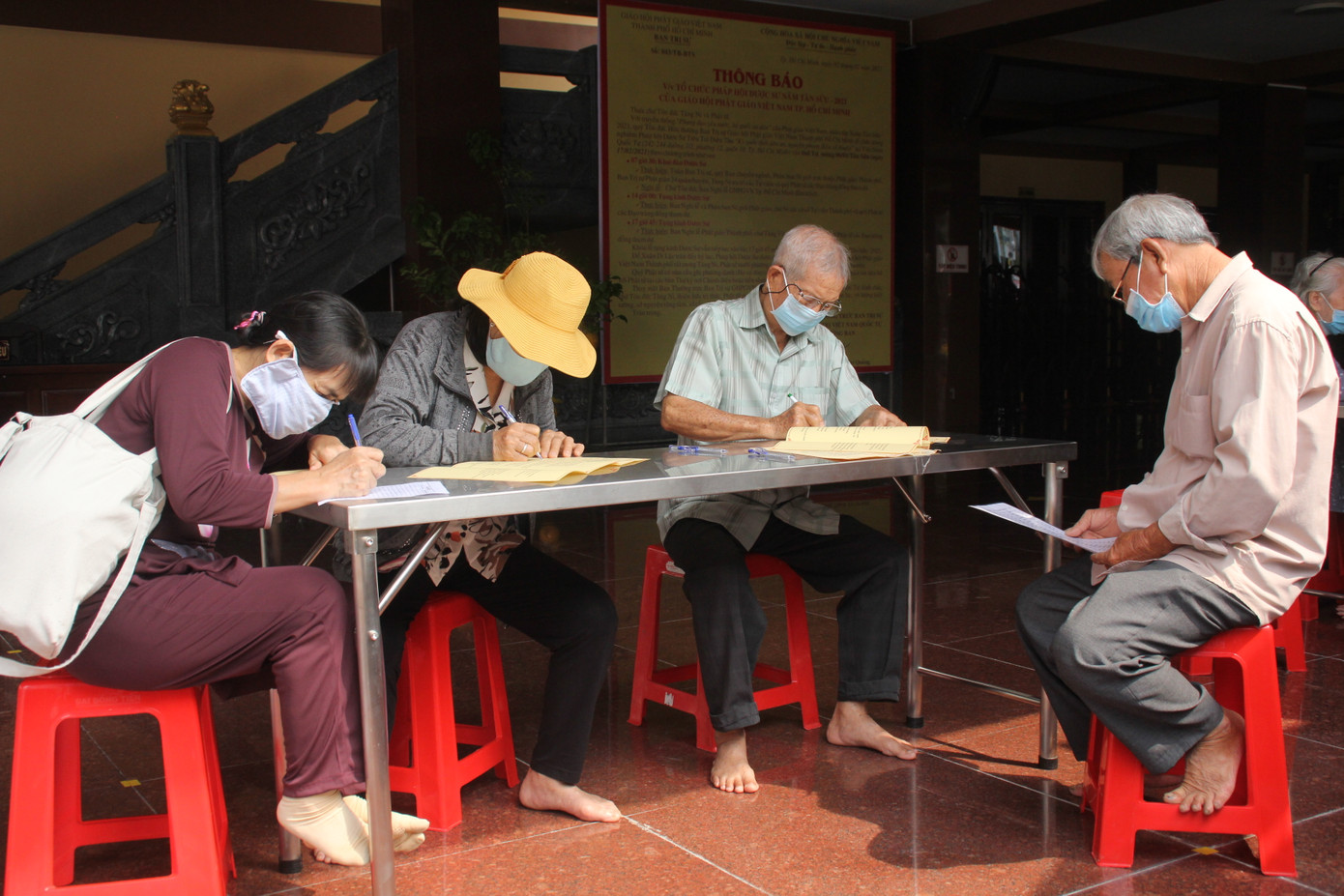 Người dân TPHCM vái vọng ngoài cổng chùa ngày rằm tháng Giêng ảnh 16