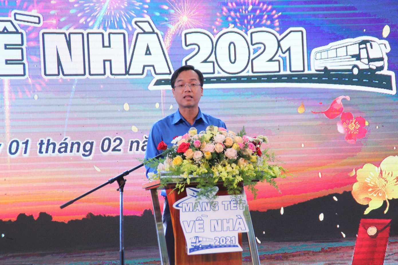 Mang Tết về nhà, tặng vé máy bay ô tô khứ hồi cho người lao động khó khăn ảnh 1