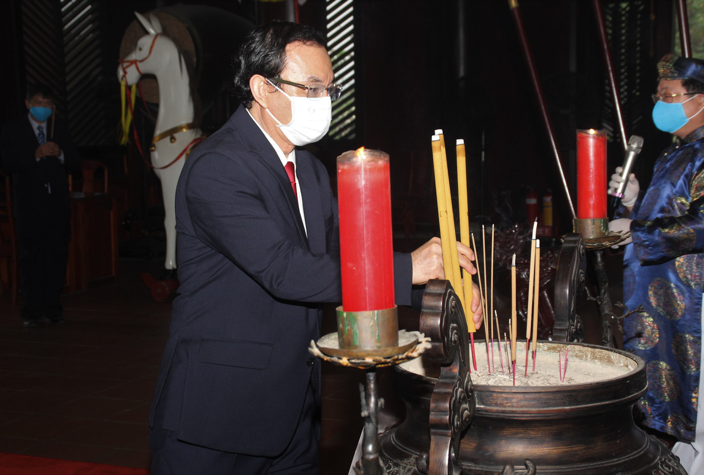 Lãnh đạo TPHCM dâng hương Anh hùng liệt sĩ, dâng cúng Quốc tổ Hùng Vương, Đức Lễ Thành hầu Nguyễn Hữu Cảnh ảnh 14