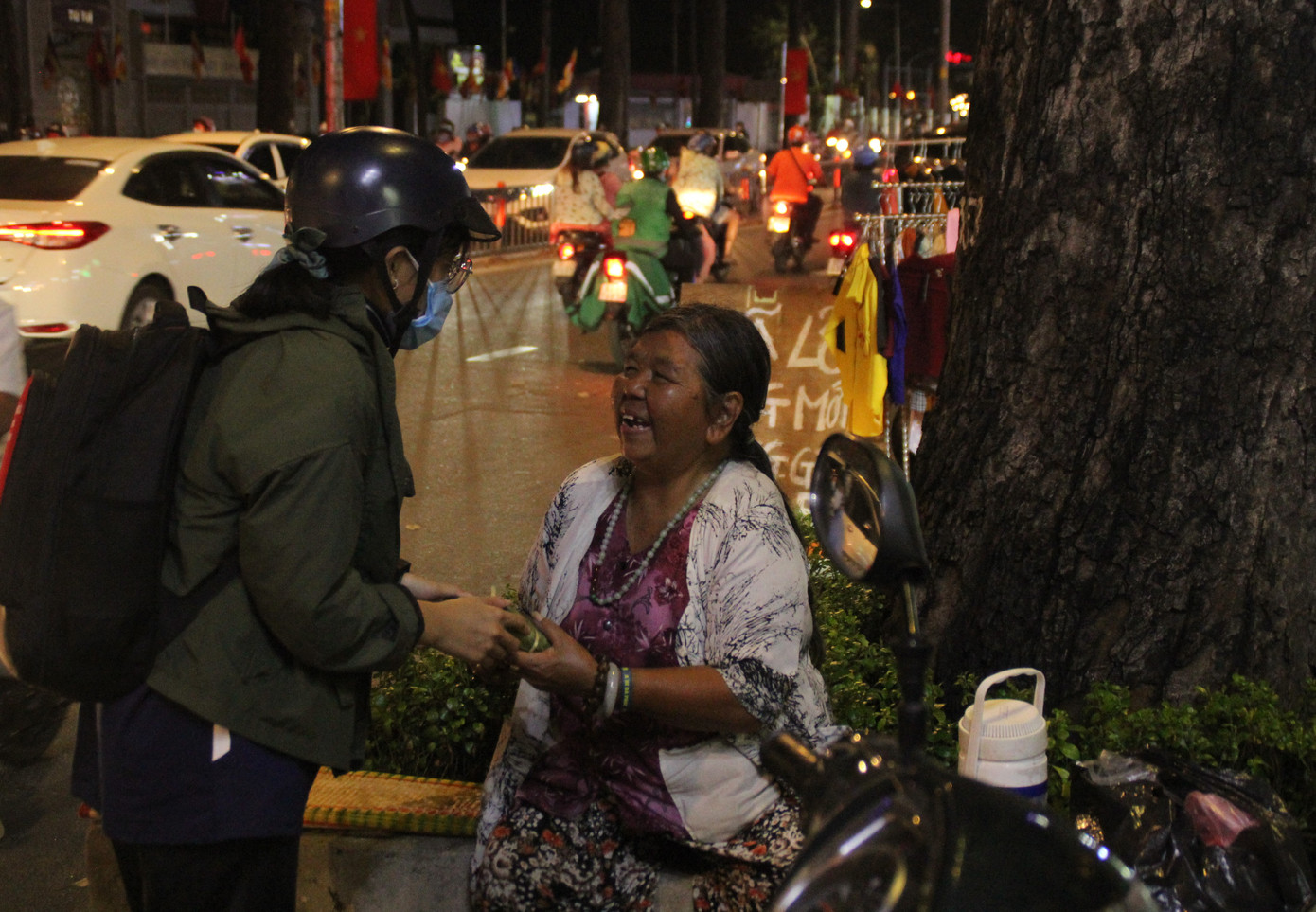 Chiến sĩ 'Xuân tình nguyện' tặng bánh chưng cho người nghèo dịp Tết đến xuân về ảnh 2