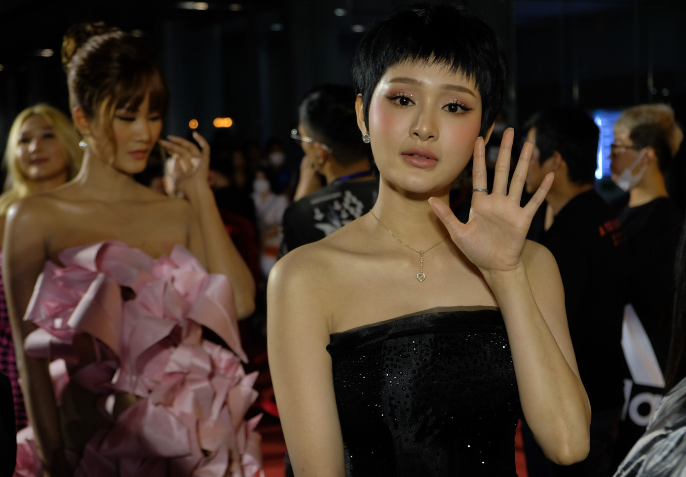 Top 3 HHVN 2020 và dàn người đẹp khoe sắc trên thảm đỏ WeChoice 2020 ảnh 8