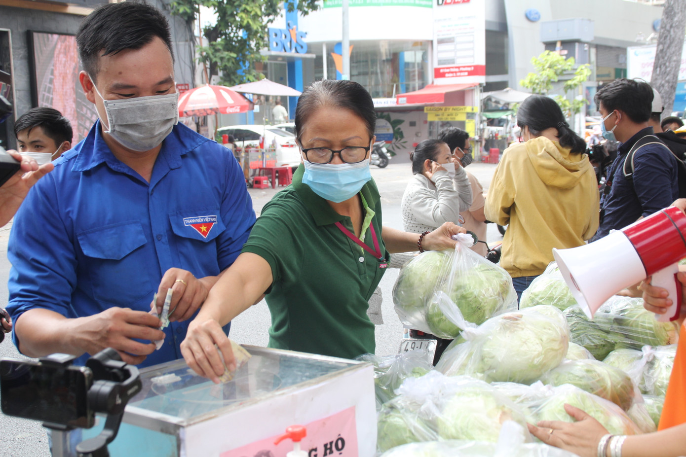Người dân TPHCM hào hứng 'giải cứu' nông sản Hải Dương ảnh 11