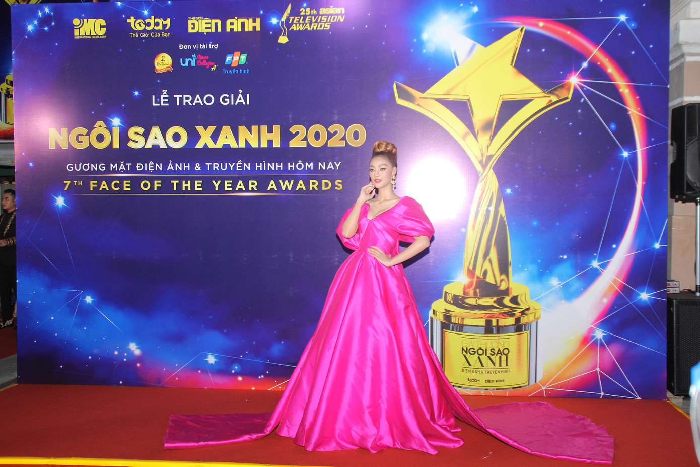 Hoa hậu Đỗ Thị Hà, người đẹp Cẩm Đan gợi cảm trên thảm đỏ Ngôi sao xanh 2020 ảnh 1