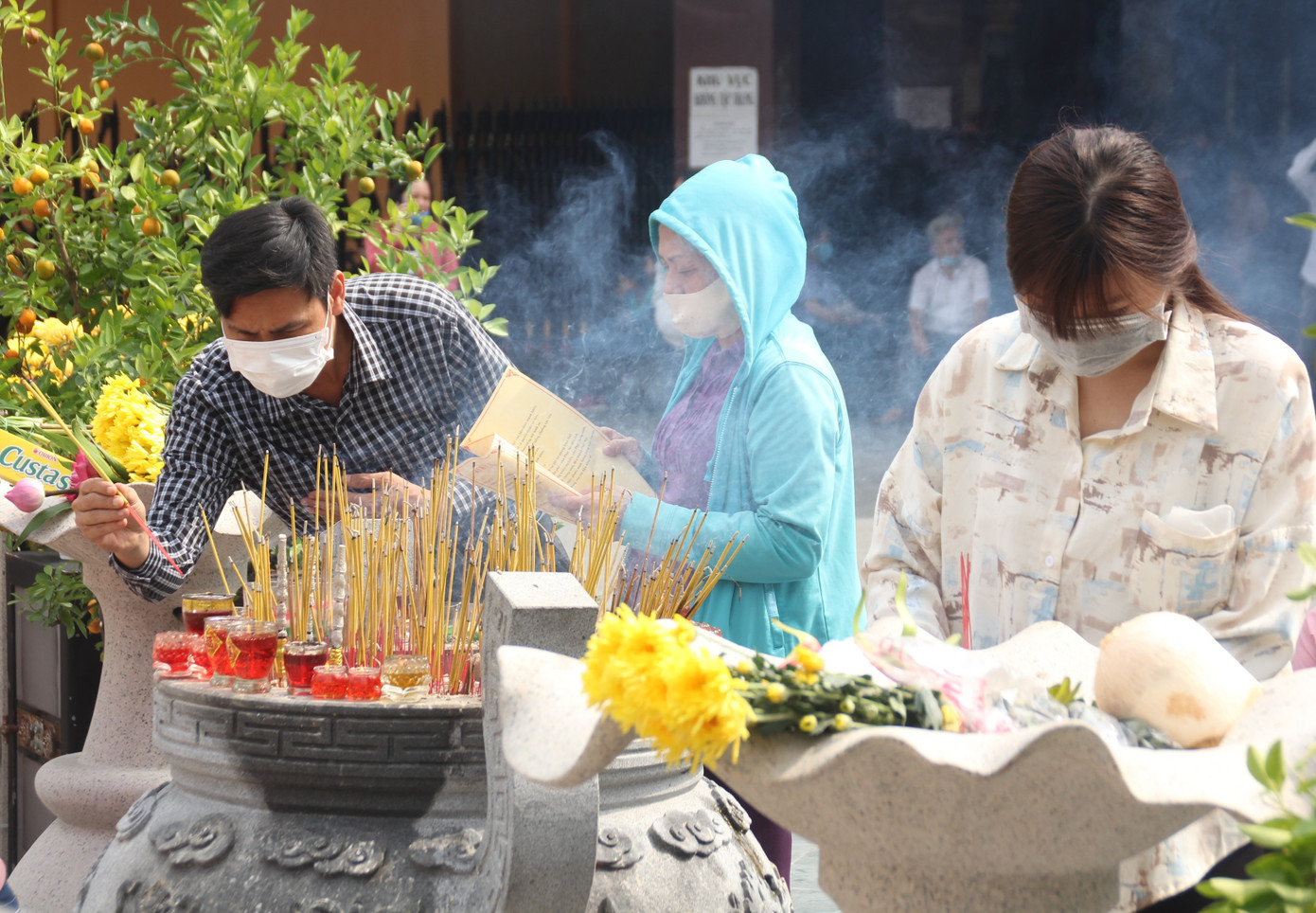 Người dân TPHCM vái vọng ngoài cổng chùa ngày rằm tháng Giêng ảnh 14