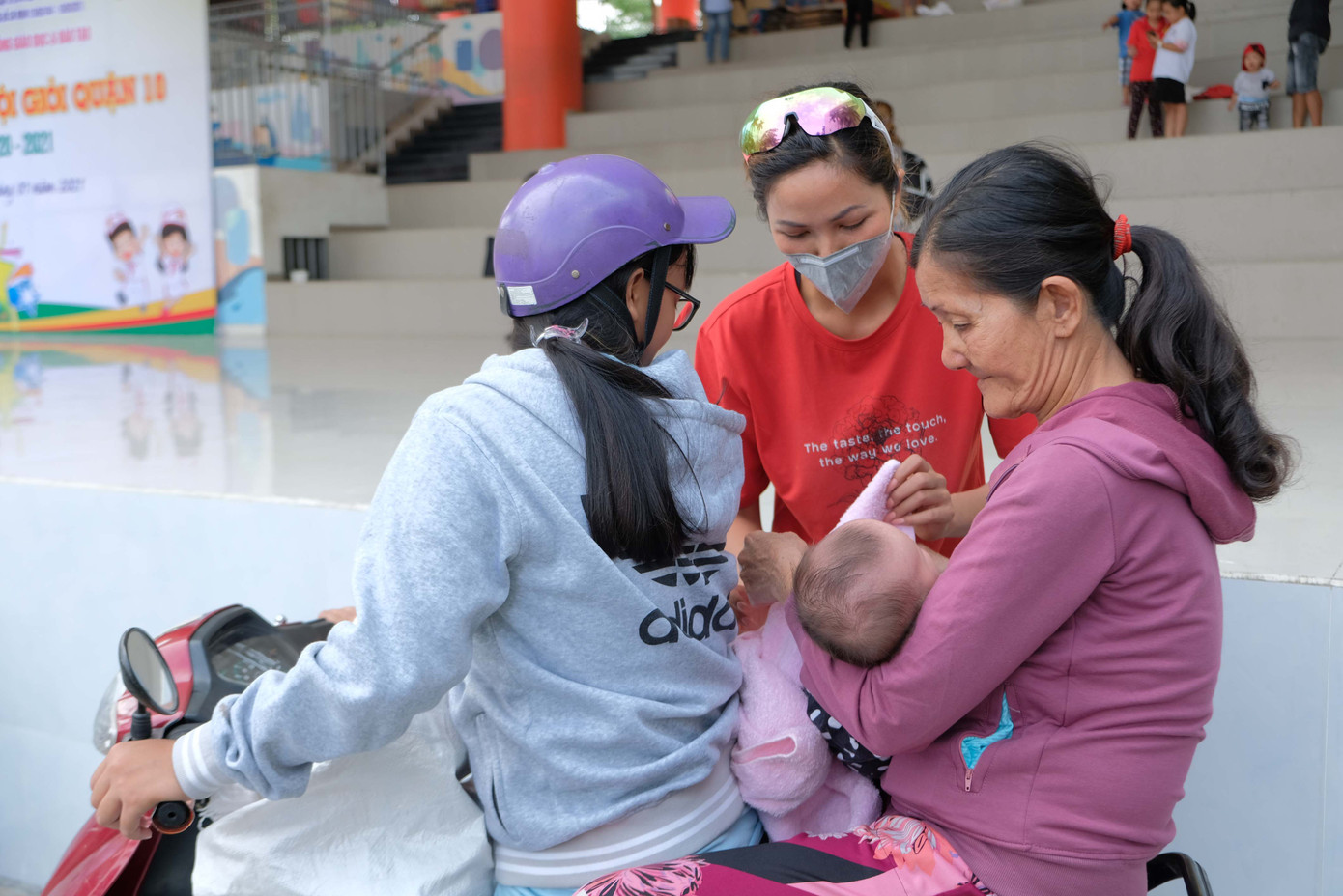 Hoa hậu H'Hen Niê nhiệt tình vác gạo chia sẻ với bà con nghèo ảnh 5