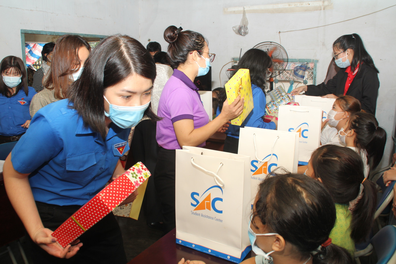 'Gia sư áo xanh' hỗ trợ học tập cho con em người lao động khó khăn ảnh 3