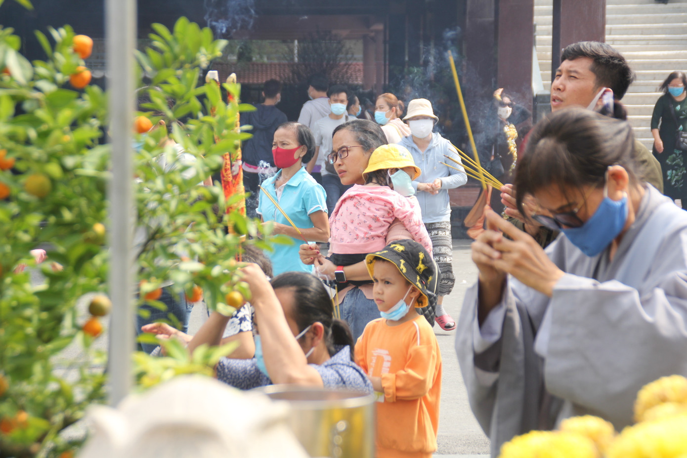 Người dân TPHCM vái vọng ngoài cổng chùa ngày rằm tháng Giêng ảnh 15