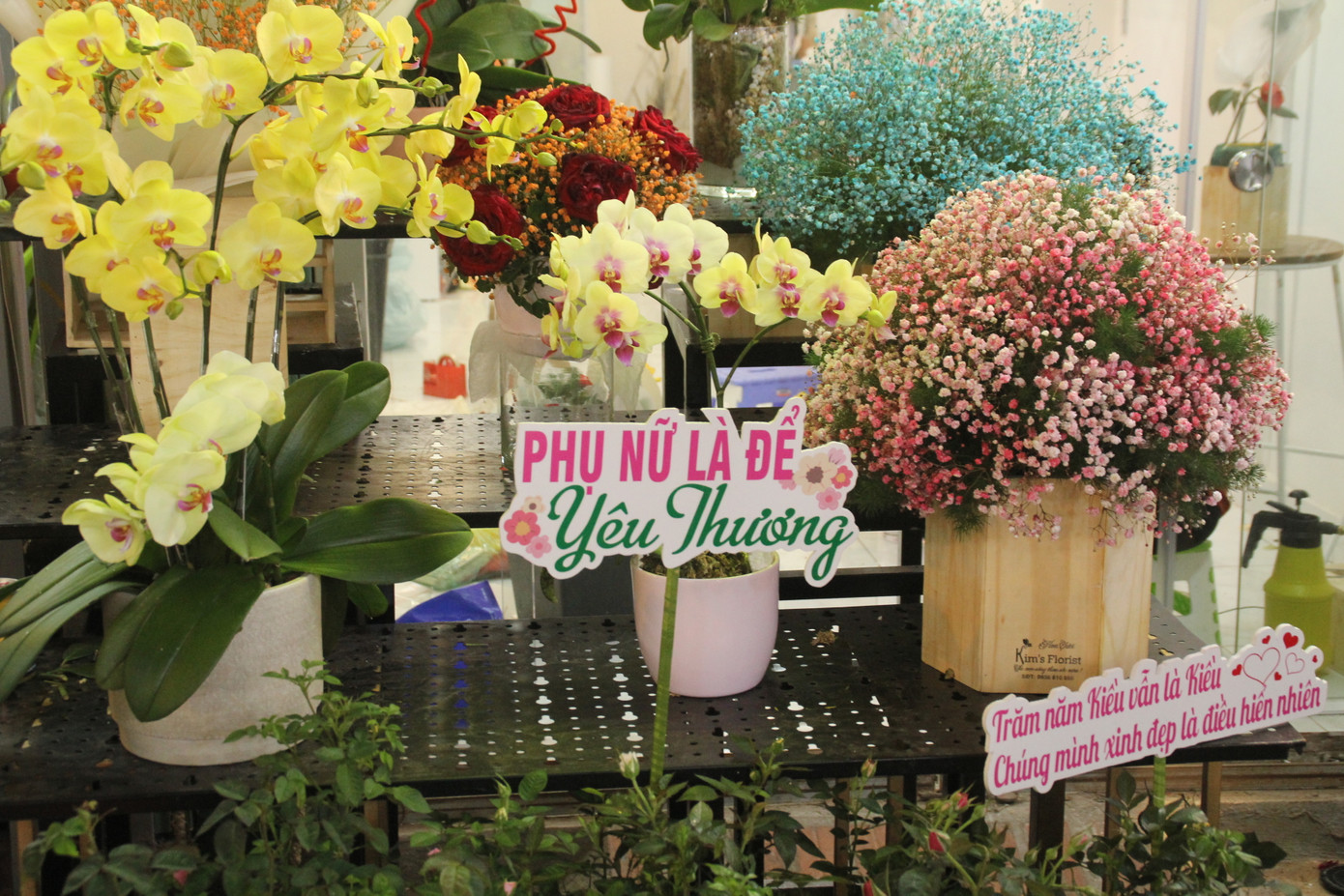 Cắm hoa xuyên đêm ở phố hoa lớn nhất TPHCM dịp 8/3 ảnh 17